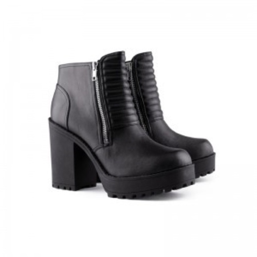 Divided Front Quilt Leather Boots
